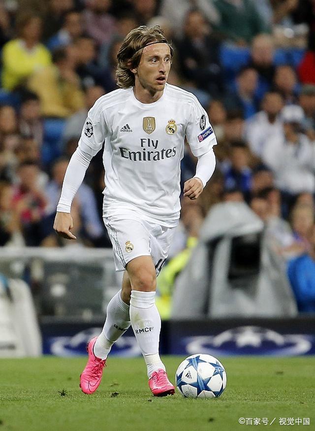 慢镜还原布朗尼秀强突隔扣2米11中锋：动作炸裂不输40岁老爹 太猛了